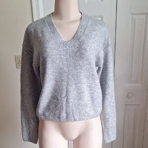 CeCe Light Gray V-Neck Sweater Size M